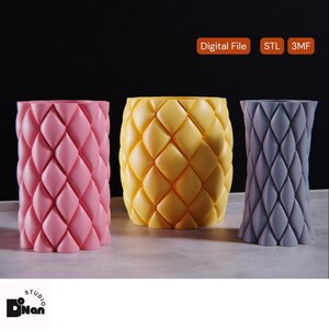 Könnte beinhalten: Drei dekorative Vasen in Rosa, Gelb und Grau mit einem Diamantmuster. Die Wörter "Digital File", "STL" und "3MF" sind zu sehen. Das Studio Nan-Logo befindet sich unten links. Die Vasen sind 3D-gedruckt.