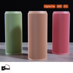 以下が含まれることがあります： リブ模様の円筒形の容器が3つあります。容器は緑色、ベージュ色、ピンク色です。