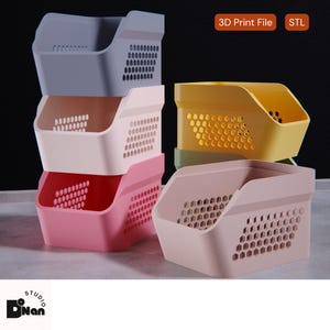 Puede incluir: Contenedores de almacenamiento de plástico apilables en varios colores: gris, rosa, rojo y amarillo. Cada contenedor presenta un diseño perforado y una forma rectangular. La imagen también incluye el texto "3D Print File" y "STL".