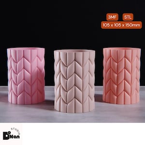 Puede incluir: Tres macetas cilíndricas de color rosa con un patrón tejido. Las macetas miden 105 x 105 x 150 mm.