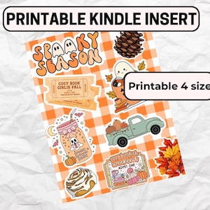 以下が含まれることがあります： 「Spooky Season」と「Printable Kindle Insert」の文字が入った秋をテーマにしたステッカーのコレクション。ステッカーには、お化け、カボチャ、カボチャを運ぶトラック、シナモンロールなどが含まれており、オレンジと白のチェック柄の背景になっています。