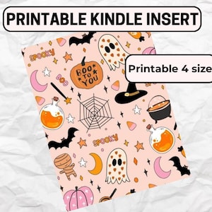 Puede incluir: Un inserto de Kindle rosa con temática de Halloween con varias ilustraciones espeluznantes. El diseño incluye fantasmas, calabazas, murciélagos y botellas de pociones. El texto incluye "Printable Kindle Insert".