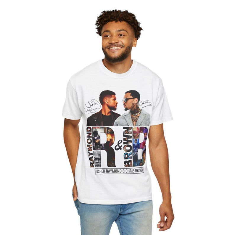 K&ouml;nnte beinhalten: Wei&szlig;es T-Shirt mit einem grafischen Design mit dem Text "Raymond & Brown" und Bildern von Usher Raymond und Chris Brown. Das Design enth&auml;lt ihre Unterschriften und eine Collage von Bildern. Das T-Shirt wird von einer Person getragen.