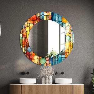 Peut inclure: Un miroir mural circulaire doté d'un cadre décoratif composé de pièces de verre teinté multicolores dans des tons de rouge, orange, jaune et bleu. Les segments de verre sont disposés en un motif mosaïque géométrique entourant la surface réfléchissante.