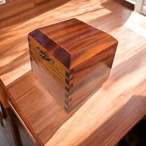 Neue handgefertigte Schmuckschatulle aus Kirsche und Sapele Mahagoni