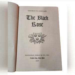Puede incluir: La portada de un libro vintage titulado "The Black Rose" de Thomas B. Costain. El libro fue publicado por Doubleday, Doran & Co., Inc. en Garden City, Nueva York en 1945.