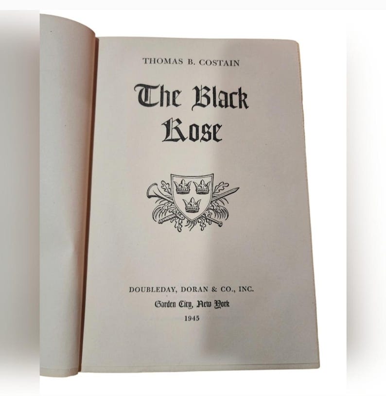 Puede incluir: La portada de un libro vintage titulado "The Black Rose" de Thomas B. Costain. El libro fue publicado por Doubleday, Doran & Co., Inc. en Garden City, Nueva York en 1945.