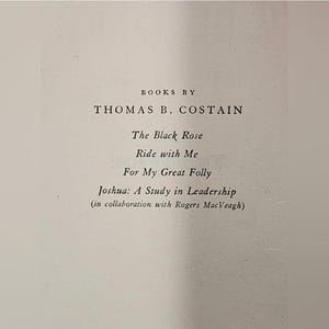 Puede incluir: Una portada de libro con el t&iacute;tulo "BOOKS BY THOMAS B. COSTAIN" y una lista de libros del autor, que incluyen "The Black Rose", "Ride with Me", "For My Great Folly" y "Joshua: A Study in Leadership (in collaboration with Rogers MacVeagh)".