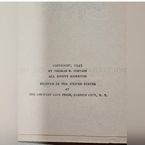 Puede incluir: Informaci&oacute;n de copyright para un libro publicado en 1945 por Thomas B. Costain. Todos los derechos reservados. Impreso en los Estados Unidos en The Country Life Press, Garden City, N.Y.