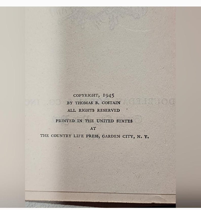 Puede incluir: Informaci&oacute;n de copyright para un libro publicado en 1945 por Thomas B. Costain. Todos los derechos reservados. Impreso en los Estados Unidos en The Country Life Press, Garden City, N.Y.