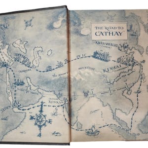 Puede incluir: Una ilustraci&oacute;n de mapa vintage que representa la ruta a Cathay, tambi&eacute;n conocida como Khan Bhalig (Pek&iacute;n), con una br&uacute;jula y ubicaciones clave como Antioqu&iacute;a, Maragha, Ad&eacute;n y Kinsai (Hangchow).