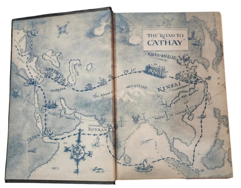 Puede incluir: Una ilustraci&oacute;n de mapa vintage que representa la ruta a Cathay, tambi&eacute;n conocida como Khan Bhalig (Pek&iacute;n), con una br&uacute;jula y ubicaciones clave como Antioqu&iacute;a, Maragha, Ad&eacute;n y Kinsai (Hangchow).