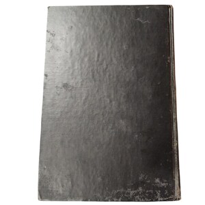 Puede incluir: Un libro negro de tapa dura con una cubierta desgastada y texturizada.