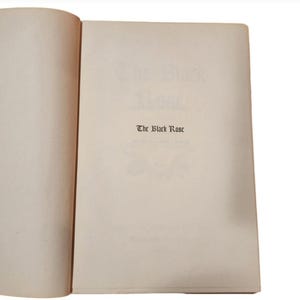 Puede incluir: La portada de un libro titulado "The Black Rose".