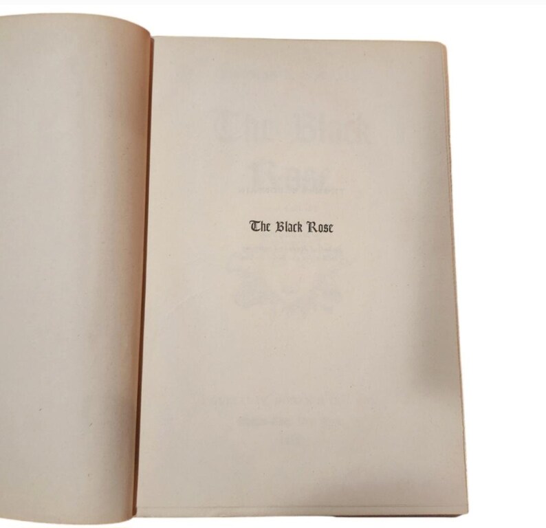 Puede incluir: La portada de un libro titulado "The Black Rose".