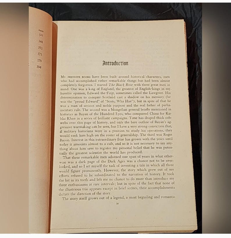 Puede incluir: Una p&aacute;gina de un libro titulado "Introducci&oacute;n" con texto que habla de personajes hist&oacute;ricos como Eduardo I, Bayan de los Cien Ojos y Roger Bacon. El texto describe sus logros y la perspectiva del autor sobre su importancia en la historia.