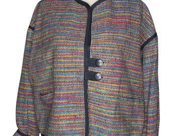 Chaqueta corta tejida multicolor estilo vintage de los años 80 y 90, con textura, corte recto, estilo artesanal y detalles en negro.