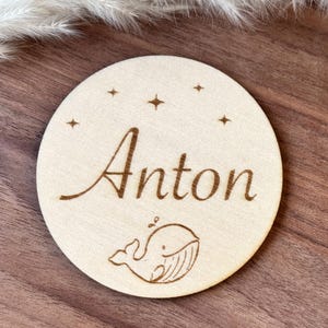 Targa con nome per neonati realizzata in legno con decorazione con nome e cartello in legno a forma di balena | Cartello porta per bambini, bambine e bambini | etichetta regalo regalo nascita bambino