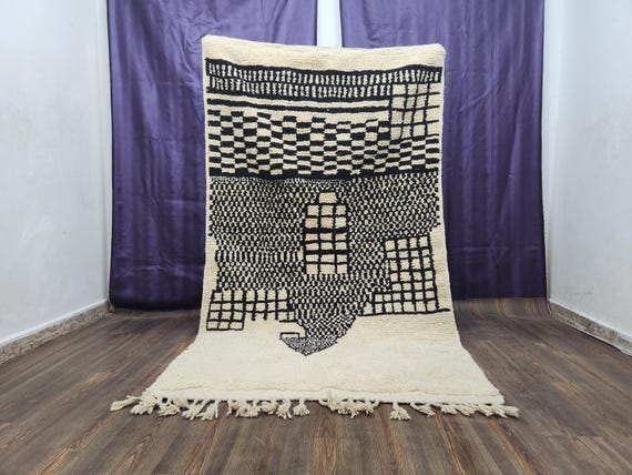 Moroccan Wool Rug: Black Berber Pattern - Hand-Knotted, Soft Texture