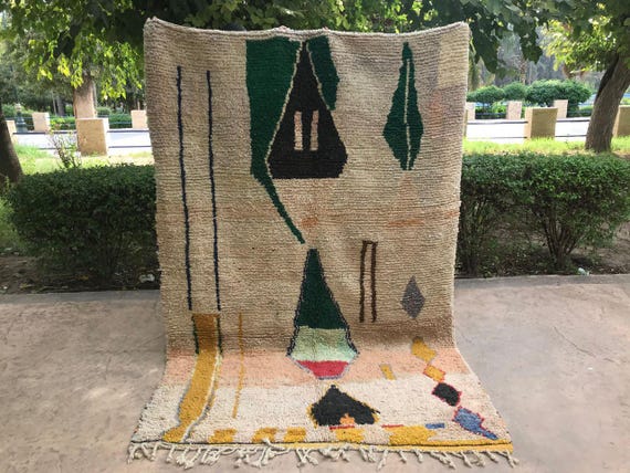 Handmade Moroccan Wool Rug - Cozy Berber Pattern with Fringe