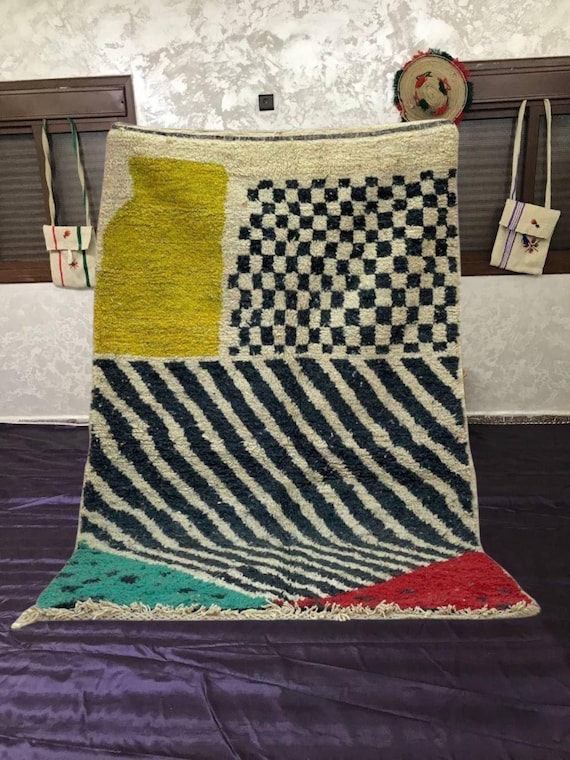 Moroccan Berber Rug: Vibrant Wool Runner - Handwoven with Tassels