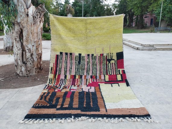 Moroccan Rug: Handwoven Wool with Bold Geometric Pattern - Boho Style