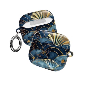 Può includere: Custodie per AirPods blu navy e oro con un motivo a onde e dettagli dorati. Sono dotate di un moschettone argentato. Queste custodie sono progettate per proteggere e trasportare auricolari wireless.