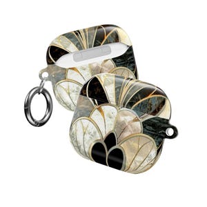 Può includere: Custodia per AirPods in due pezzi con un motivo decorativo a ventaglio nei toni del nero, grigio e beige. La custodia ha un moschettone argentato. Il design ricorda lo stile Art Déco.
