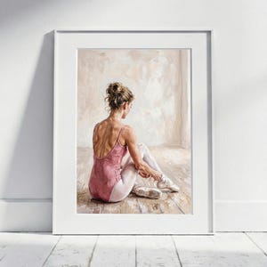Peut inclure: Une peinture à l'huile dans un cadre blanc représentant une danseuse aux cheveux en chignon, portant un justaucorps rose poudré et des collants blancs. La danseuse est assise sur un parquet, ajustant ses chaussons de danse blancs.