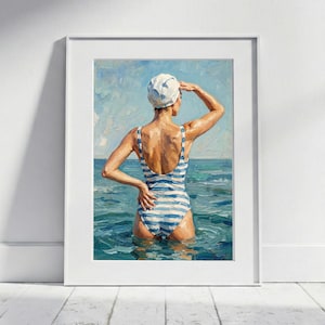 Op de afbeelding: Olieverfschilderij van een persoon in een blauw-wit gestreept badpak en een witte badmuts, staand in de oceaan. De persoon staat met de rug naar de kijker toe, met één hand op de heup en de andere die de ogen beschermt.
