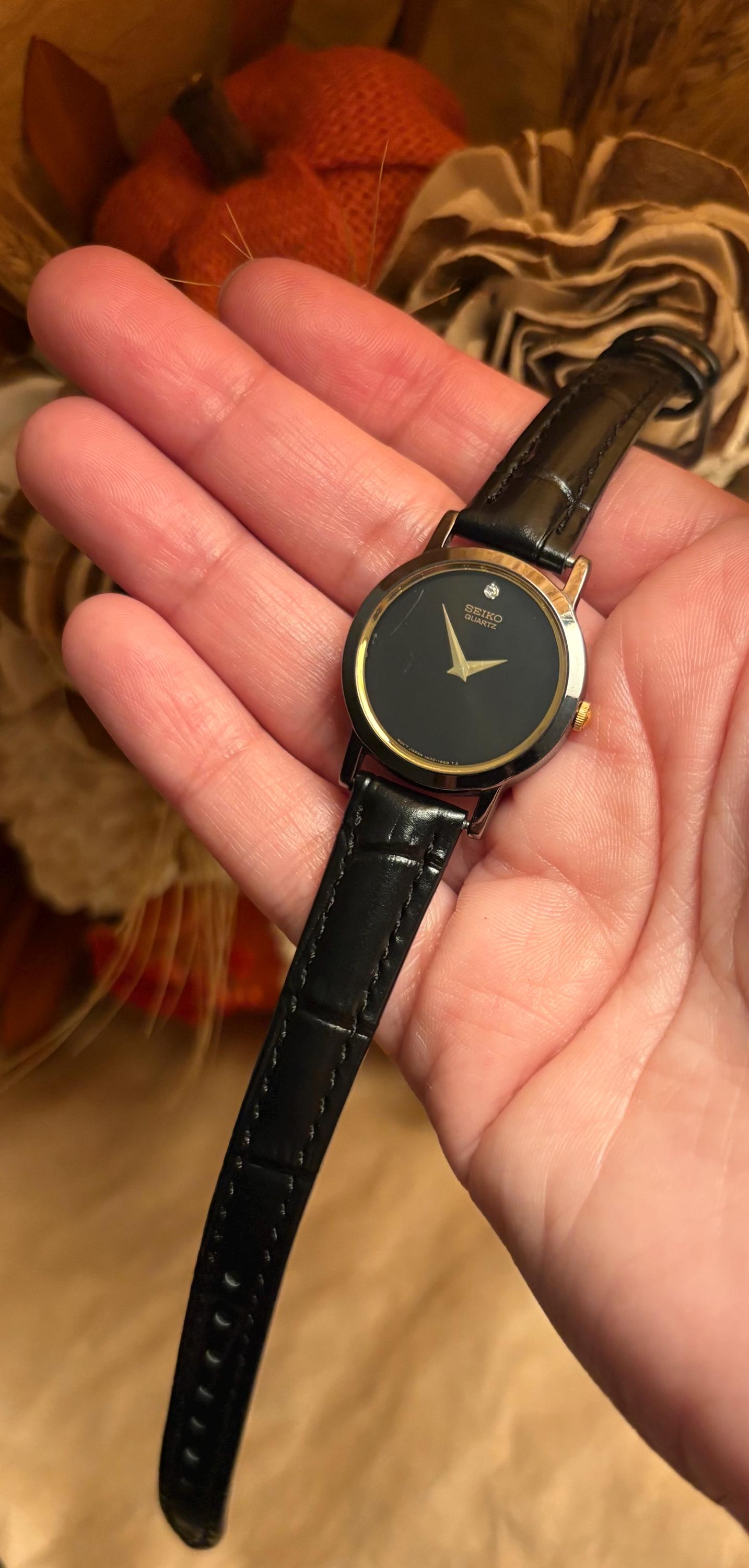 Vintage Seiko Quartz Women's Watch – Black & Gold Minimalist