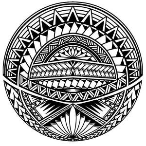 Puede incluir: Un diseño circular en blanco y negro con patrones geométricos. El diseño incorpora triángulos, líneas y formas de diamante en una disposición simétrica, evocando un estilo tribal o polinesio.