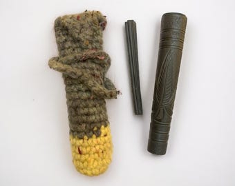 Chillum clásico artesanal de 15 cm / Diseño de hoja / Chillum de arcilla negra hecho a mano / Diseño artesanal