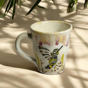 Mug oiseau en céramique fait main poterie inspirée de la nature tasse à café peinte à la main cadeau poterie studio Mug colibri