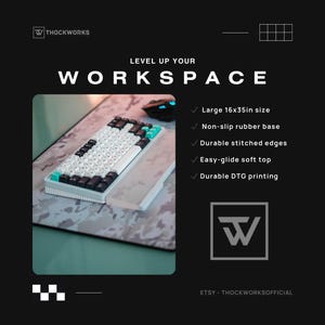 K&ouml;nnte beinhalten: Eine gro&szlig;e, wei&szlig;e und schwarze Tastatur mit t&uuml;rkisfarbenen Tastenkappen liegt auf einer grauen und wei&szlig;en Tarn-Tischmatte. Die Matte ist 40,6 cm x 88,9 cm gro&szlig; und hat eine rutschfeste Gummibasis. Sie verf&uuml;gt &uuml;ber strapazierf&auml;hige, vern&auml;ht Kanten, eine leicht gleitende, weiche Oberseite und einen langlebigen DTG-Druck.