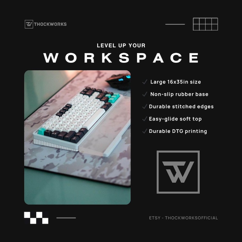 K&ouml;nnte beinhalten: Eine gro&szlig;e, wei&szlig;e und schwarze Tastatur mit t&uuml;rkisfarbenen Tastenkappen liegt auf einer grauen und wei&szlig;en Tarn-Tischmatte. Die Matte ist 40,6 cm x 88,9 cm gro&szlig; und hat eine rutschfeste Gummibasis. Sie verf&uuml;gt &uuml;ber strapazierf&auml;hige, vern&auml;ht Kanten, eine leicht gleitende, weiche Oberseite und einen langlebigen DTG-Druck.