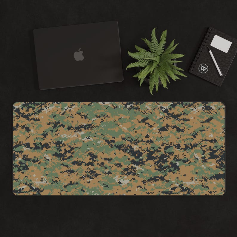 K&ouml;nnte beinhalten: Eine gr&uuml;ne, braune und beige Tarn-Schreibtischunterlage. Die Unterlage ist aus strapazierf&auml;higem Material gefertigt und sch&uuml;tzt Ihren Schreibtisch perfekt vor Kratzern und Flecken.
