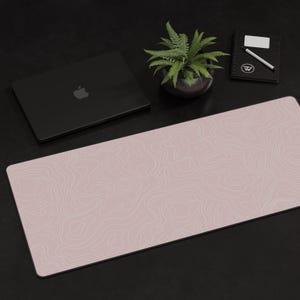 Tapis de bureau topographique roses - Grand 16 x 35 pouces