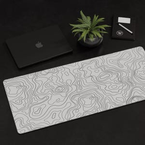 Tapis de bureau topographique Blanco - Grand 16 x 35 pouces