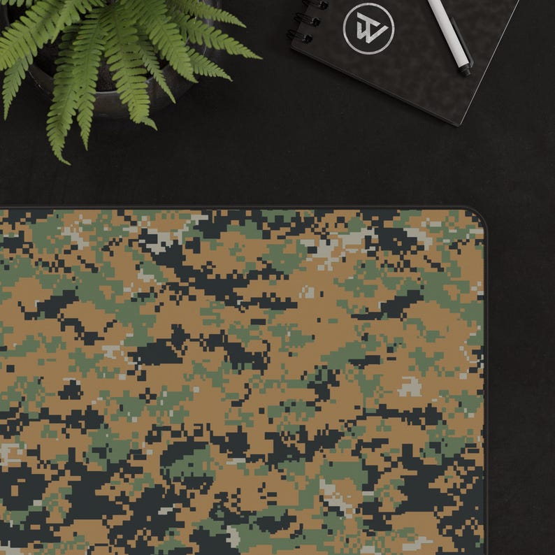 K&ouml;nnte beinhalten: Eine digitale Tarnmuster-Mausmatte mit schwarzem Rand. Die Mausmatte ist aus einem weichen, strapazierf&auml;higen Material gefertigt und perfekt f&uuml;r Gamer und alle, die viel Zeit am Computer verbringen.