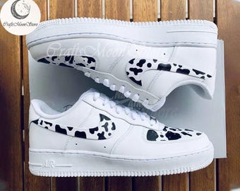 Aangepaste koezwarte AF1-sneakers, Air Force 1 handgeschilderde, gepersonaliseerde schoenen
