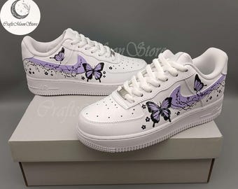 Aangepaste vlinder paarse AF1-sneakers, Air Force 1 handgeschilderde, gepersonaliseerde schoenen