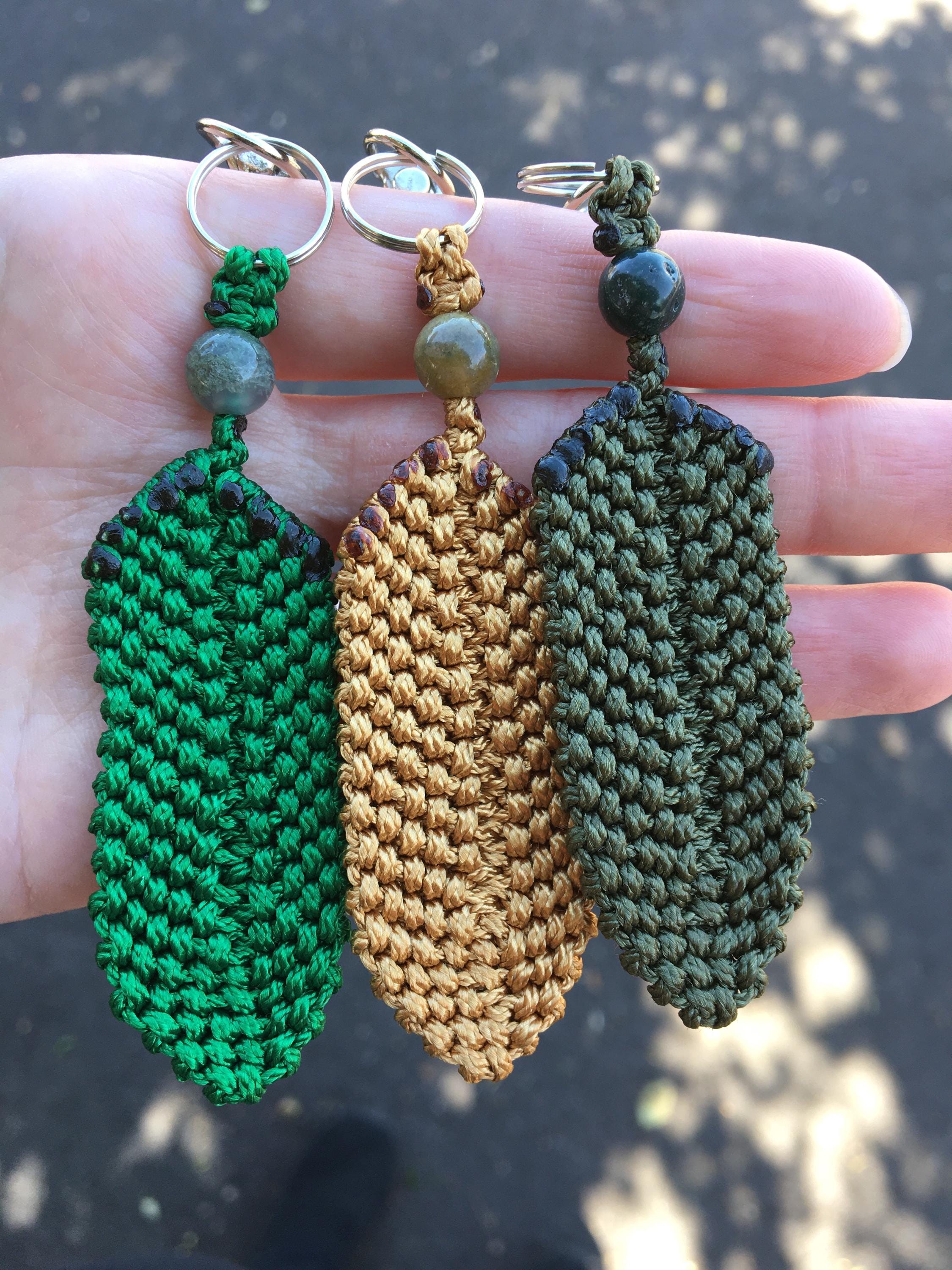 マクラメリーフキーホルダー：マイクロパラコードフェザー - Etsy 日本