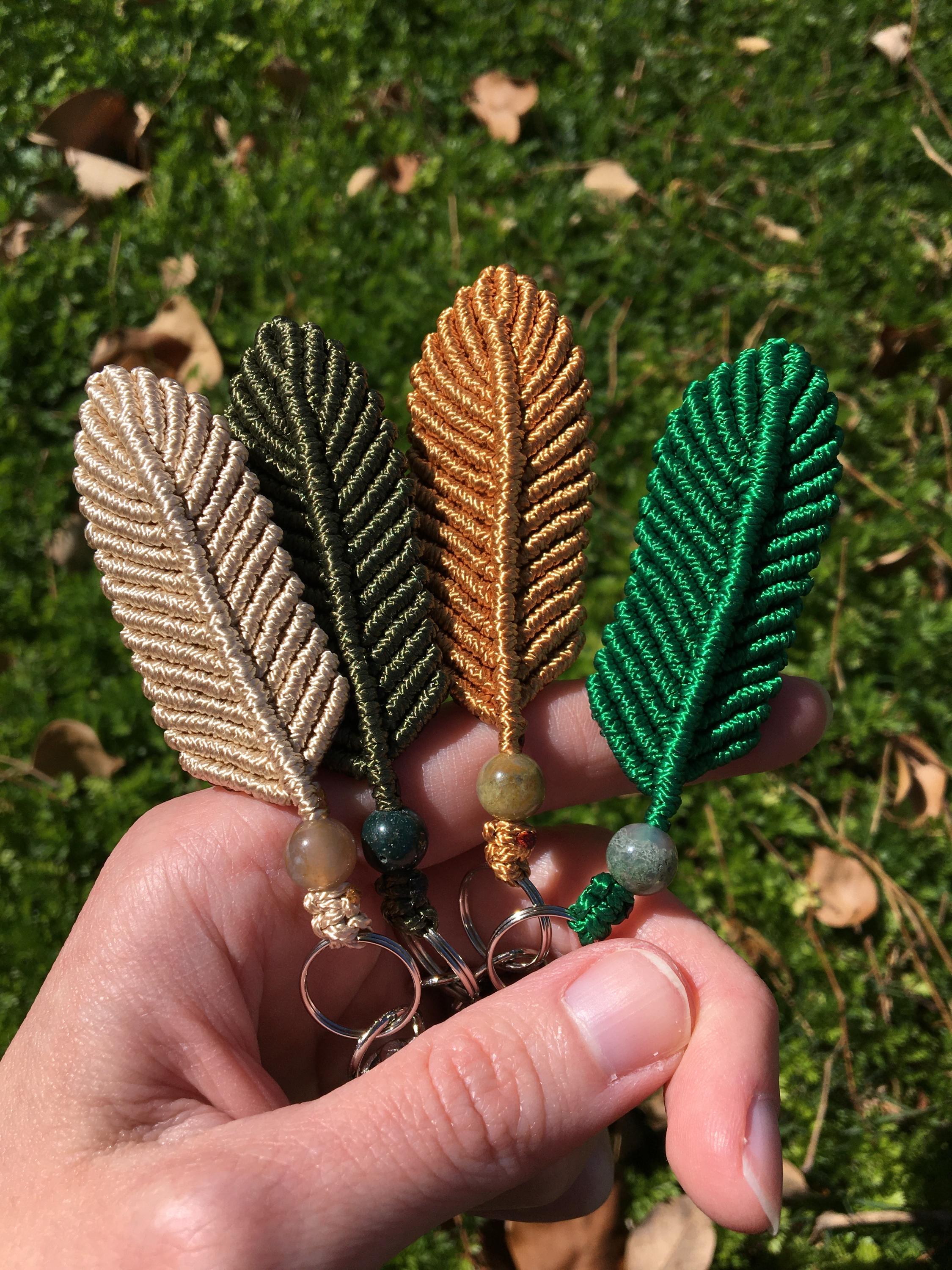 マクラメリーフキーホルダー：マイクロパラコードフェザー - Etsy 日本