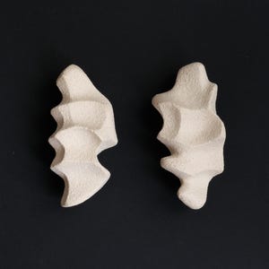 Skulpturala lådhandtag i stengods: Keramiska skåphandtag, set om 2