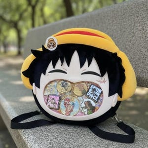 Cute Plush Ita Bag with Clear Display – Pin Badge & Merch Showcase Backpack, Kawaii Cosplay Gift for Collectors