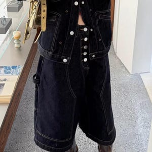 Denim Cropped Pants | Loose Wide Leg Workwear Jorts | Daily Wear | Avant Streetwear Style

Black raw denim cropped wide-leg pants with button front detail, styled in a bold streetwear outfit outdoors.