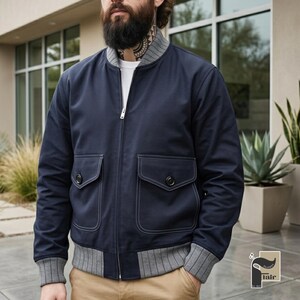 Puede incluir: Una taza de cerámica blanca con asa negra y el texto "But First, Coffee" en negrita negra. La taza se encuentra sobre un fondo borroso, sugiriendo un ambiente acogedor.