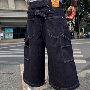 Denim Cropped Pants | Loose Wide Leg Workwear Jorts | Daily Wear | Avant Streetwear Style

Black raw denim cropped wide-leg pants with button front detail, styled in a bold streetwear outfit outdoors.