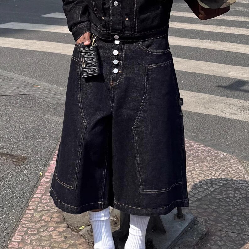 Denim Cropped Pants | Loose Wide Leg Workwear Jorts | Daily Wear | Avant Streetwear Style

Black raw denim cropped wide-leg pants with button front detail, styled in a bold streetwear outfit outdoors.